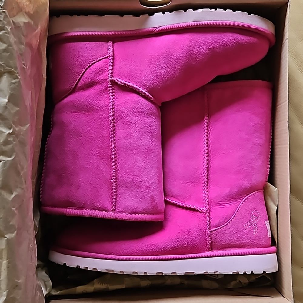 Ugg W classic short pink boots size 7